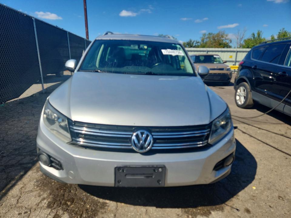 70448756 :رقم المزاد ، WVGAV7AX0FW516497 vin ، 2015 Volkswagen Tiguan مزاد بيع