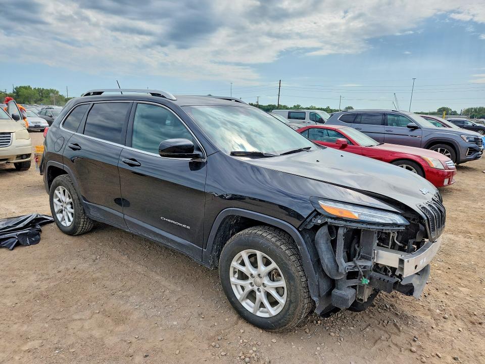 67092066 :رقم المزاد ، 1C4PJMCS7FW709238 vin ، 2015 Jeep Cherokee مزاد بيع