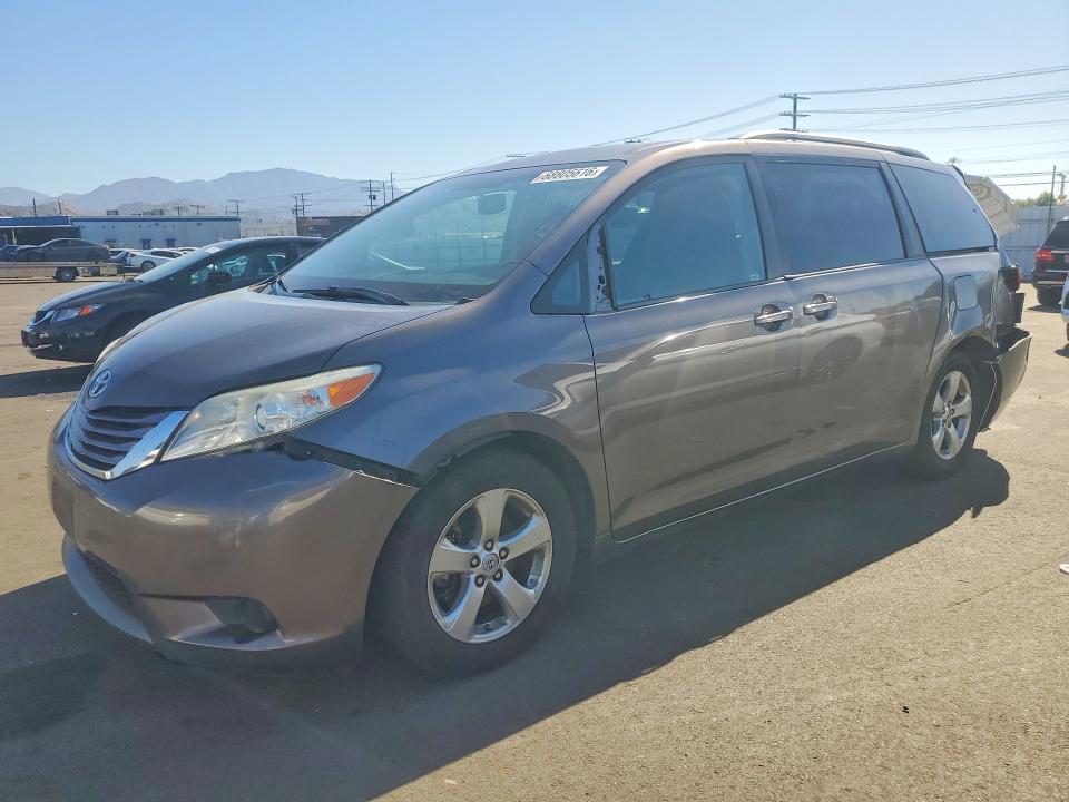 2015 Toyota Sienna მანქანა იყიდება აუქციონზე, vin: 5TDKK3DC2FS592824, აუქციონის ნომერი: 68805616