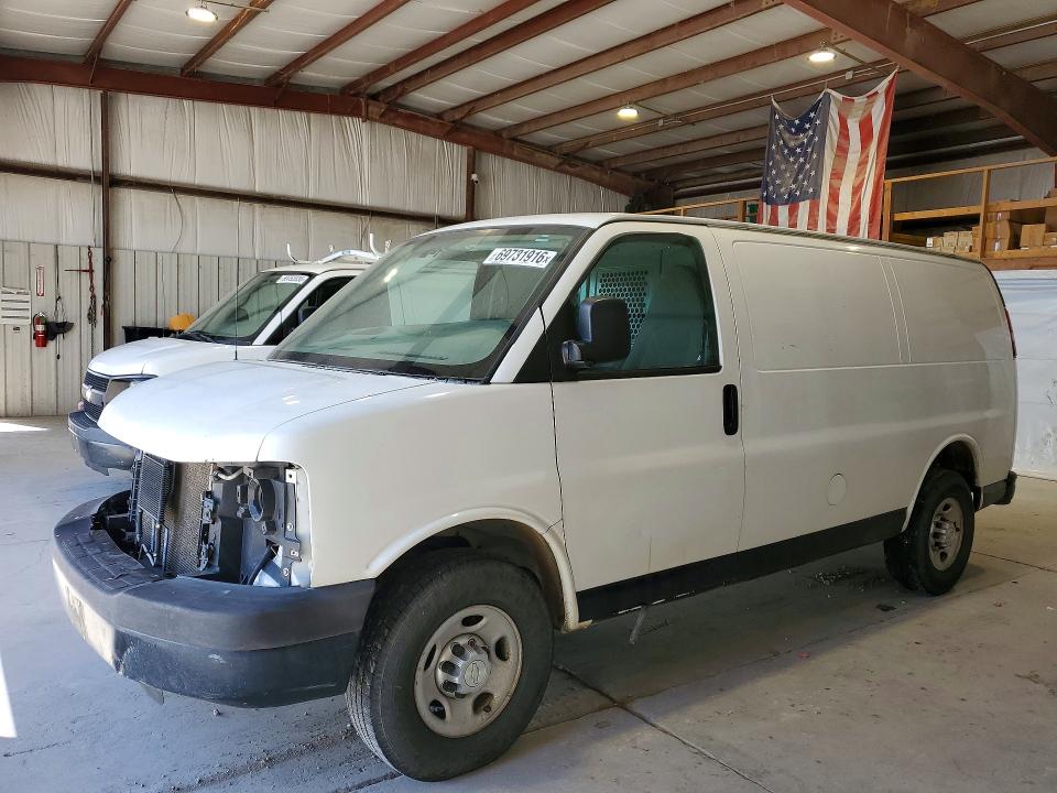 69731916 :رقم المزاد ، 1GCWGFCF8F1233572 vin ، 2015 Chevrolet Express G2500 مزاد بيع
