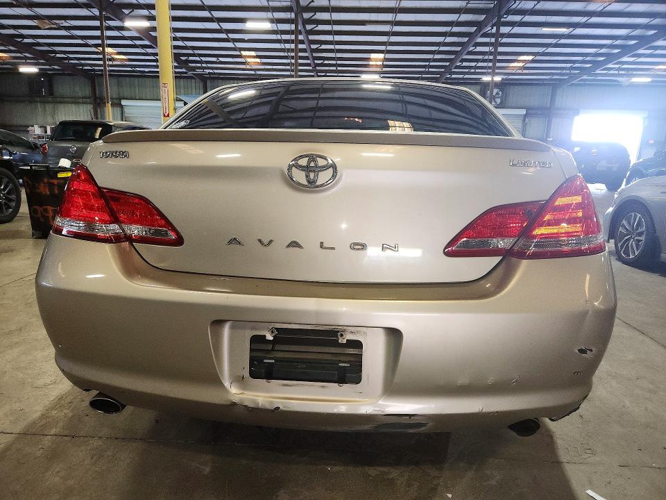67931376 :رقم المزاد ، 4T1BK36B55U052037 vin ، 2005 Toyota Avalon مزاد بيع