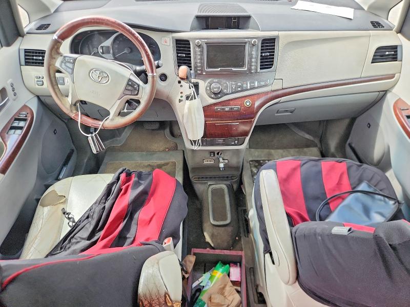 68234126 :رقم المزاد ، 5TDYK3DC0BS111053 vin ، 2011 Toyota Sienna مزاد بيع