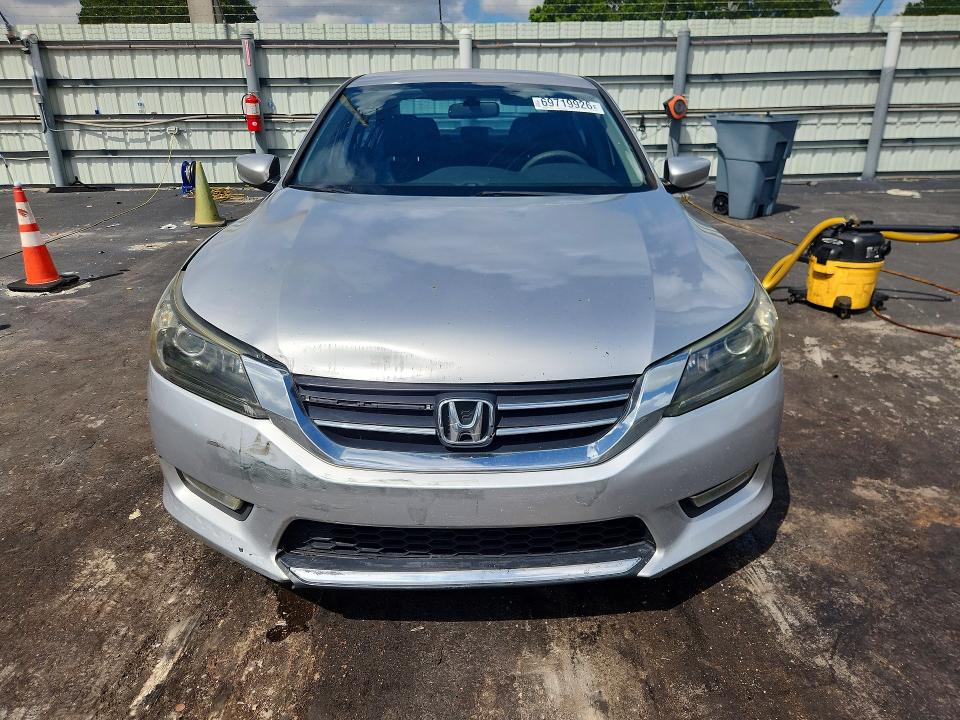 69719926 :رقم المزاد ، 1HGCR2F32FA102341 vin ، 2015 Honda Accord مزاد بيع