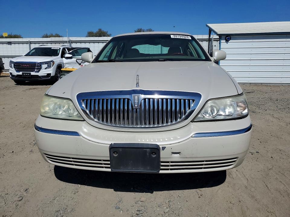 69194926 :رقم المزاد ، 1LNHM82W45Y664491 vin ، 2005 Lincoln Town Car مزاد بيع