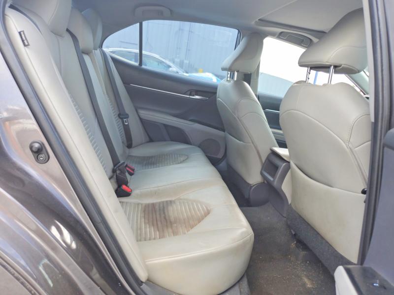 70222276 :رقم المزاد ، 4T1B11HK1JU545518 vin ، 2018 Toyota Camry مزاد بيع