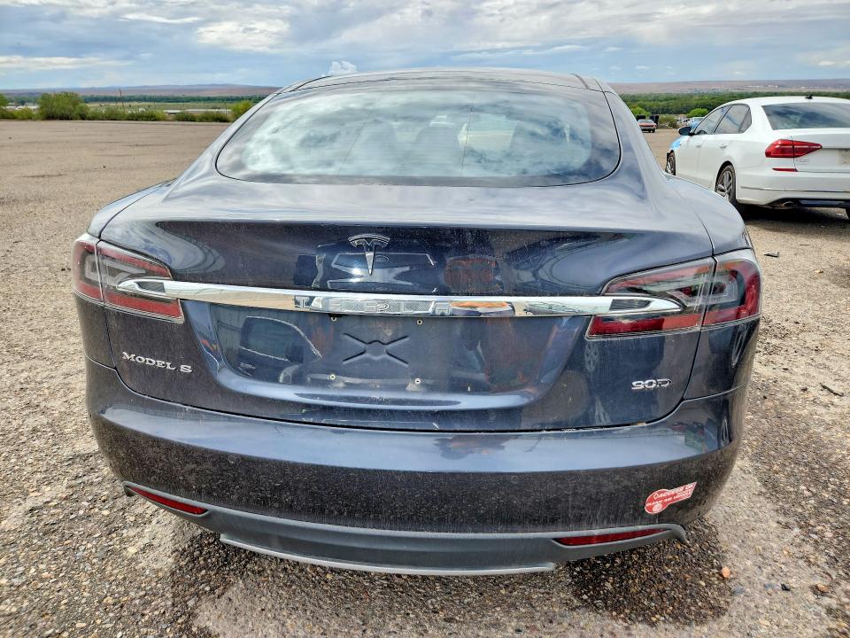 68809076 :رقم المزاد ، 5YJSA1V28FF097383 vin ، 2015 Tesla Model S مزاد بيع