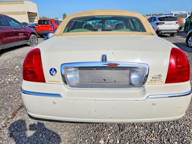 69304956 :رقم المزاد ، 1LNHM83W64Y632638 vin ، 2004 Lincoln Town Car مزاد بيع