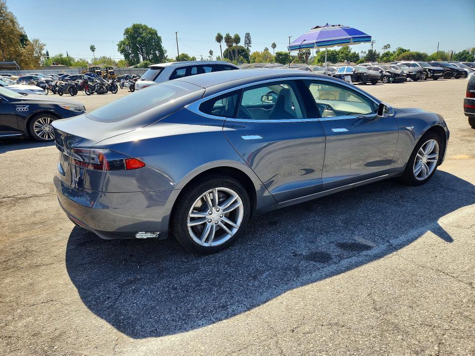 2013 Tesla Model S მანქანა იყიდება აუქციონზე, vin: 5YJSA1CN8DFP06336, აუქციონის ნომერი: 71207646