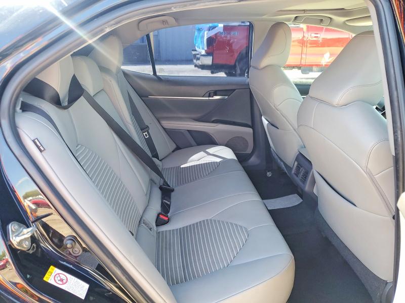 68100076 :رقم المزاد ، 4T1B11HK8JU599429 vin ، 2018 Toyota Camry مزاد بيع