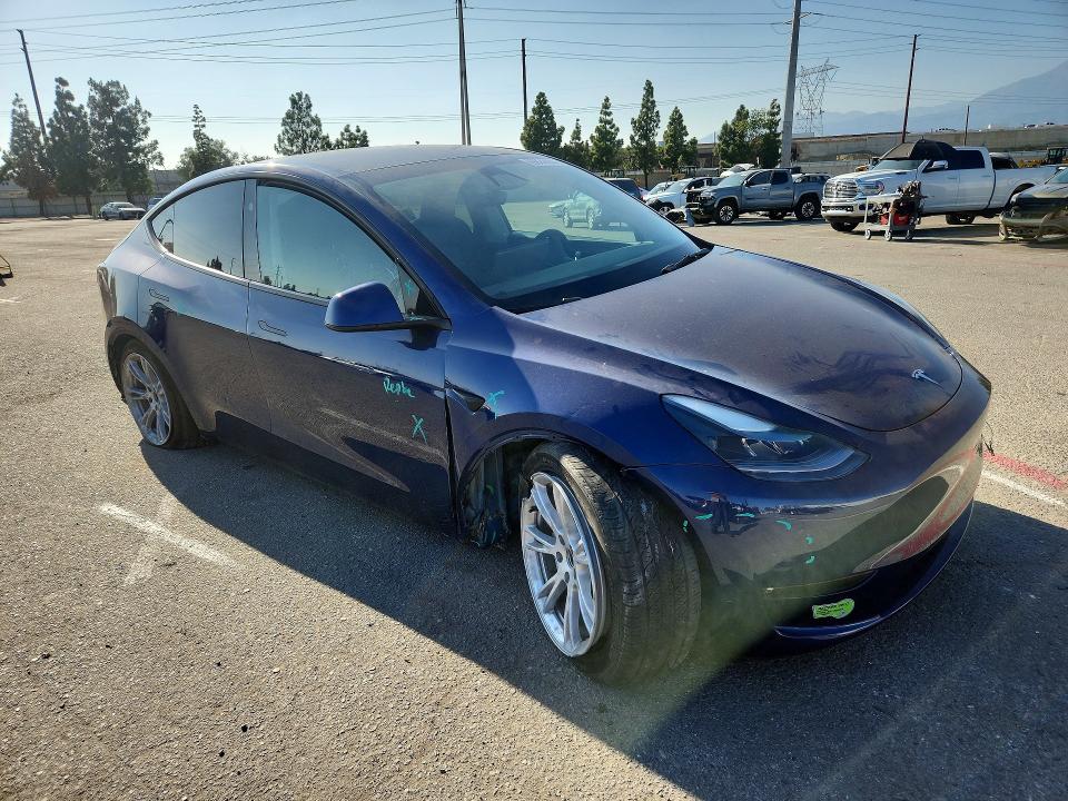 69824486 :رقم المزاد ، 7SAYGAEE7PF858699 vin ، 2023 Tesla Model Y مزاد بيع