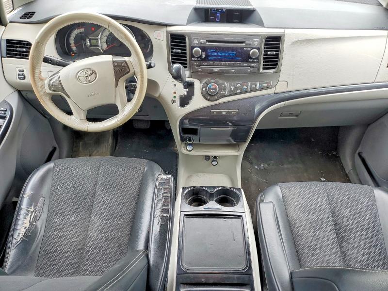 70610406 :رقم المزاد ، 5TDXK3DC3CS243740 vin ، 2012 Toyota Sienna مزاد بيع