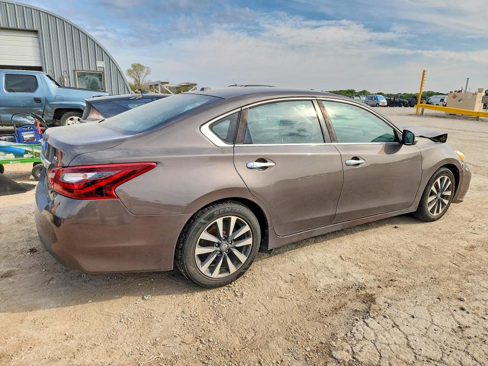 2017 Nissan Altima მანქანა იყიდება აუქციონზე, vin: 1N4AL3APXHC119912, აუქციონის ნომერი: 70365226