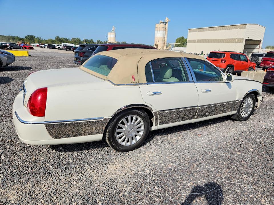 69304956 :رقم المزاد ، 1LNHM83W64Y632638 vin ، 2004 Lincoln Town Car مزاد بيع