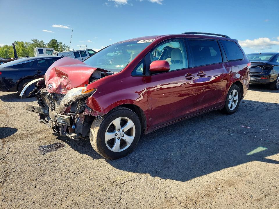 68870116 :رقم المزاد ، 5TDKK3DC6ES526646 vin ، 2014 Toyota Sienna مزاد بيع