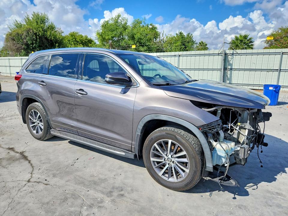 69635796 :رقم المزاد ، 5TDKZRFH2HS518801 vin ، 2017 Toyota Highlander مزاد بيع