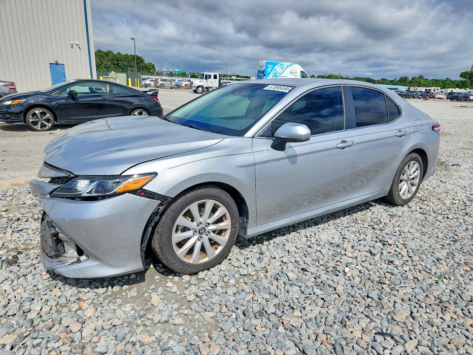 67896466 :رقم المزاد ، 4T1B11HK1JU607497 vin ، 2018 Toyota Camry مزاد بيع