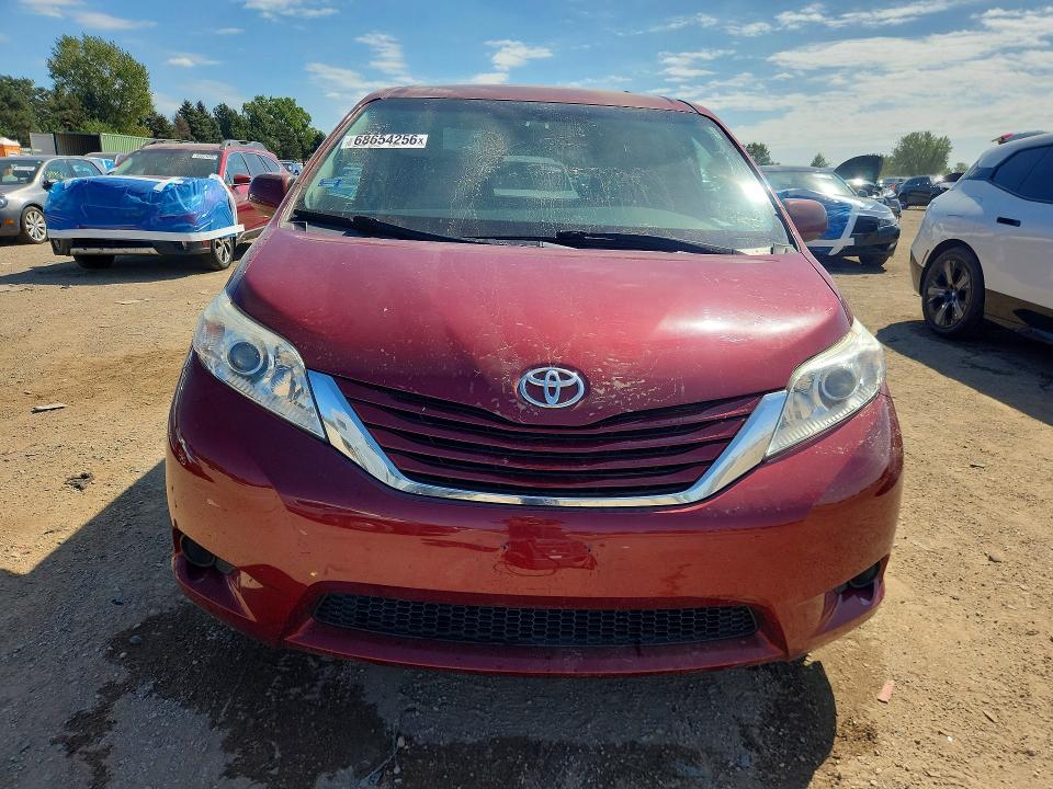68654256 :رقم المزاد ، 5TDJZ3DC9HS146700 vin ، 2017 Toyota Sienna مزاد بيع