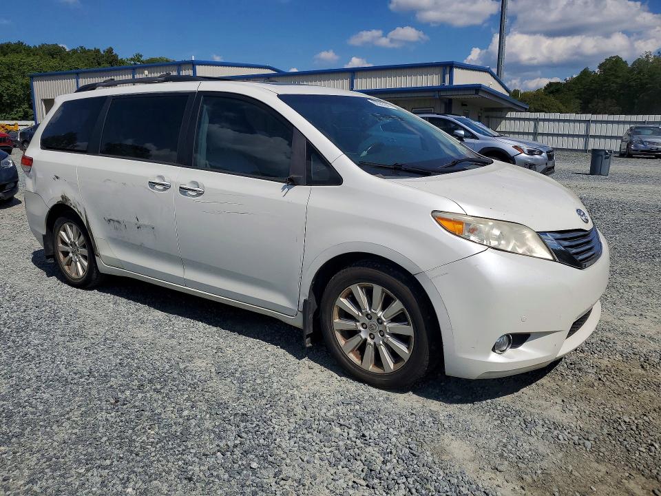 69003646 :رقم المزاد ، 5TDYK3DC9BS082619 vin ، 2011 Toyota Sienna مزاد بيع