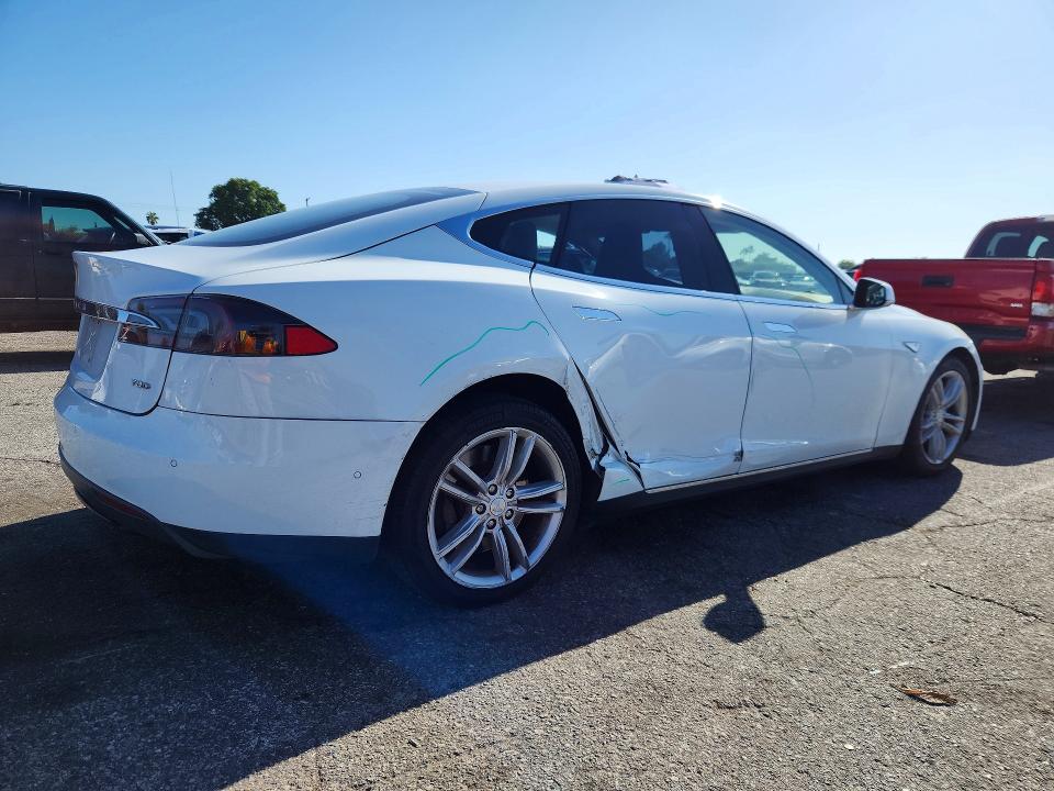 68755116 :رقم المزاد ، 5YJSA1S24FF086059 vin ، 2015 Tesla Model S مزاد بيع