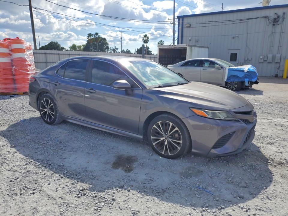 70222276 :رقم المزاد ، 4T1B11HK1JU545518 vin ، 2018 Toyota Camry مزاد بيع