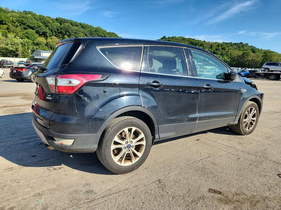 2017 Ford Escape მანქანა იყიდება აუქციონზე, vin: 1FMCU9GD5HUD99261, აუქციონის ნომერი: 68618226