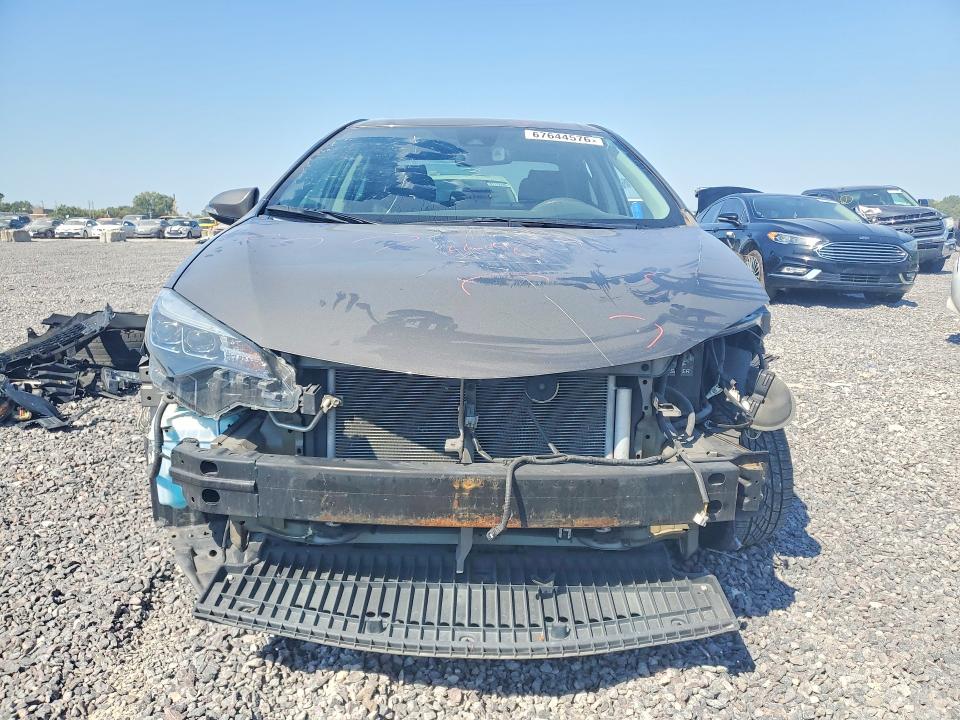 67644576 :رقم المزاد ، 5YFBURHE4HP682867 vin ، 2017 Toyota Corolla مزاد بيع