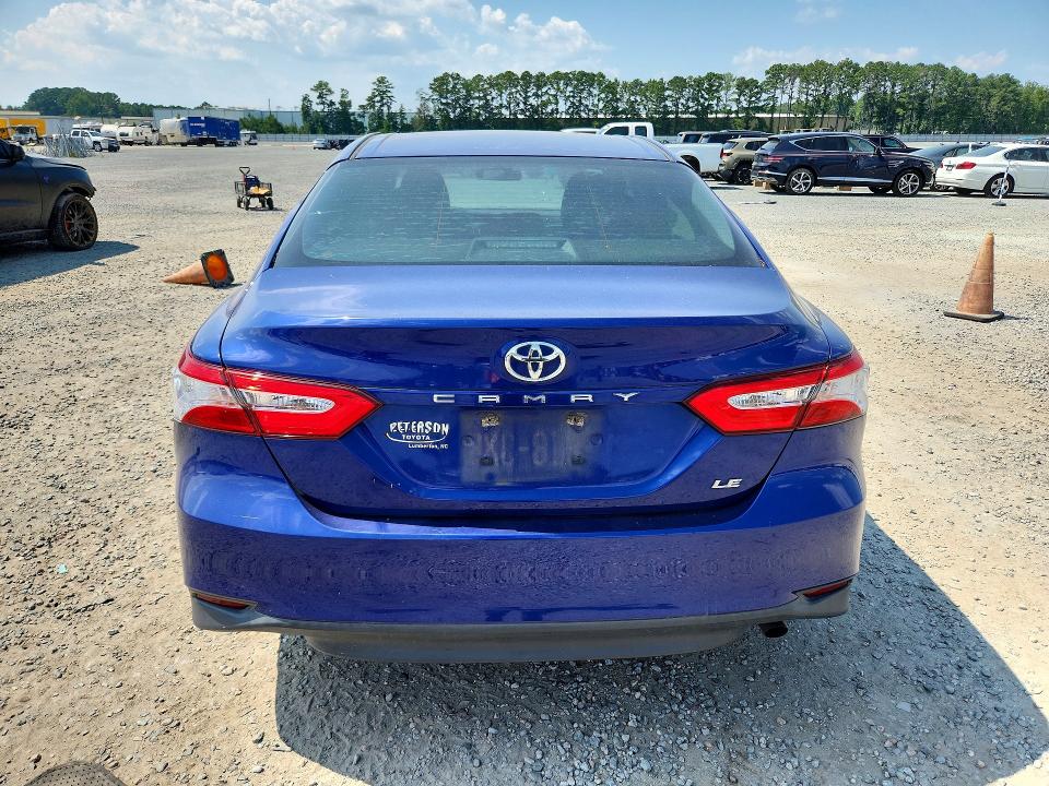 67700636 :رقم المزاد ، 4T1B11HK4JU656371 vin ، 2018 Toyota Camry مزاد بيع