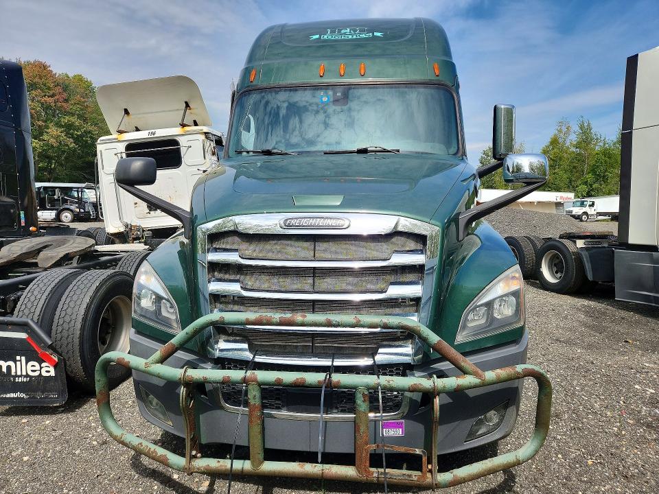 67018786 :رقم المزاد ، 3AKJHHDR7JSHU5624 vin ، 2018 Freightliner Cascadia 126 مزاد بيع
