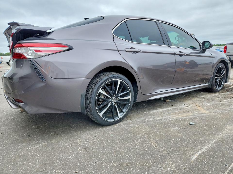70339746 :رقم المزاد ، 4T1B61HK7KU735407 vin ، 2019 Toyota Camry مزاد بيع