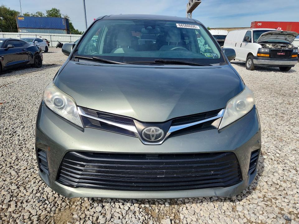 68588606 :رقم المزاد ، 5TDKZ3DC9JS938873 vin ، 2018 Toyota Sienna مزاد بيع