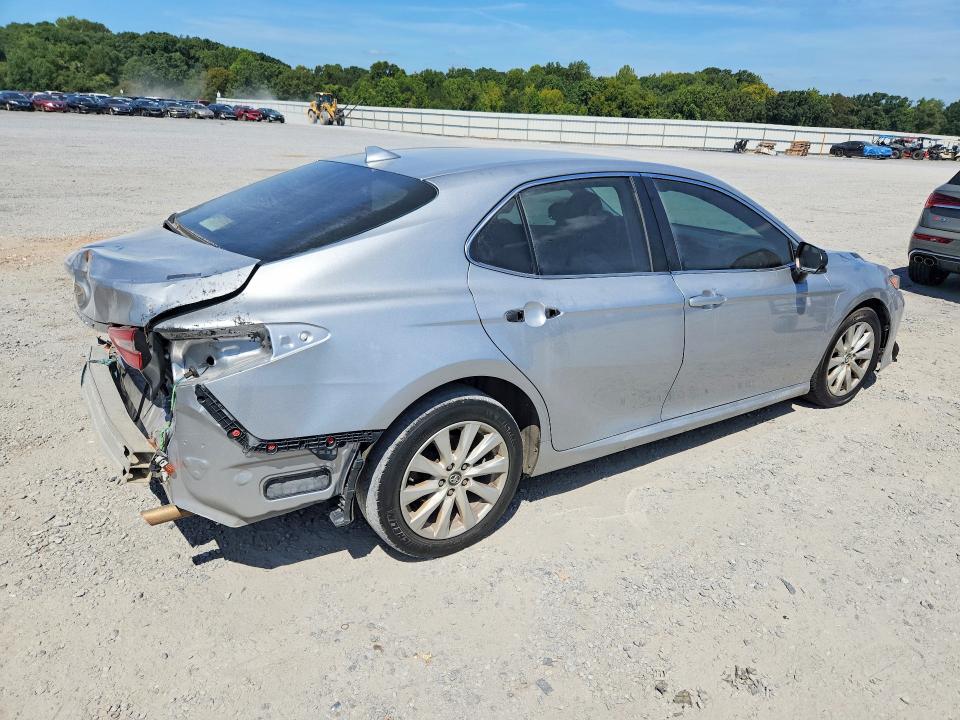 68477776 :رقم المزاد ، 4T1C11AK4LU305588 vin ، 2020 Toyota Camry مزاد بيع