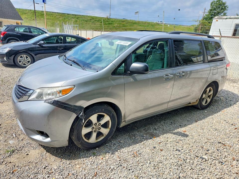 68071086 :رقم المزاد ، 5TDKK3DCXBS040711 vin ، 2011 Toyota Sienna مزاد بيع