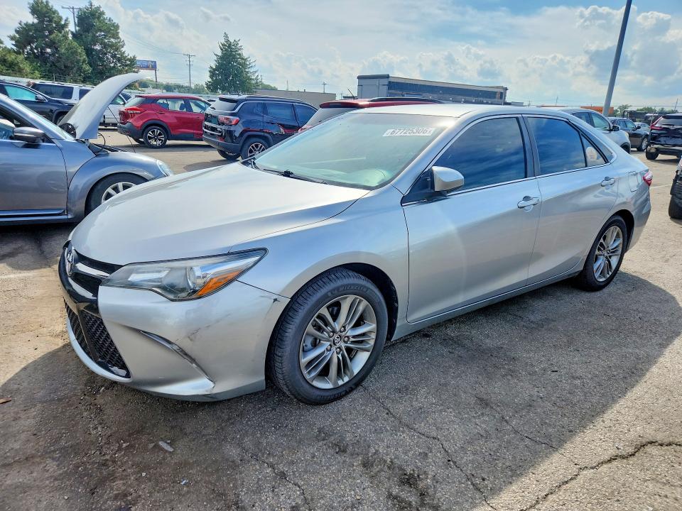 67725306 :رقم المزاد ، 4T1BF1FK1FU969521 vin ، 2015 Toyota Camry مزاد بيع
