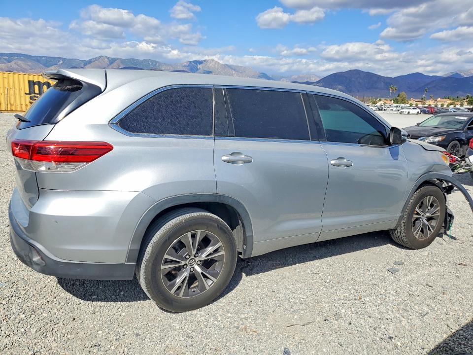 2017 Toyota Highlander მანქანა იყიდება აუქციონზე, vin: 5TDZARFH3HS024257, აუქციონის ნომერი: 70893866