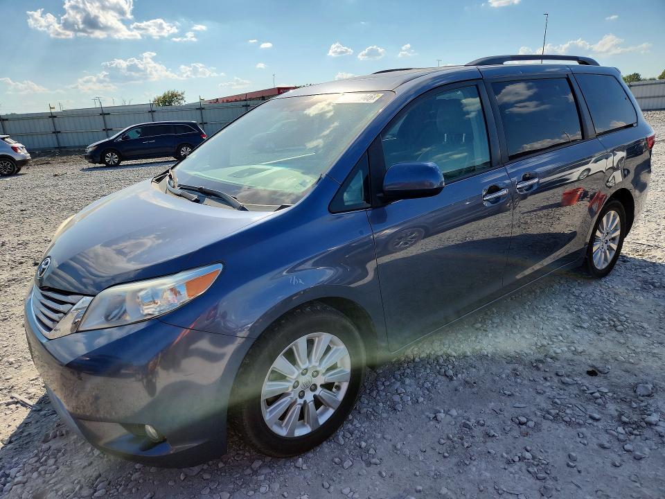 67232946 :رقم المزاد ، 5TDDK3DC3FS113478 vin ، 2015 Toyota Sienna مزاد بيع