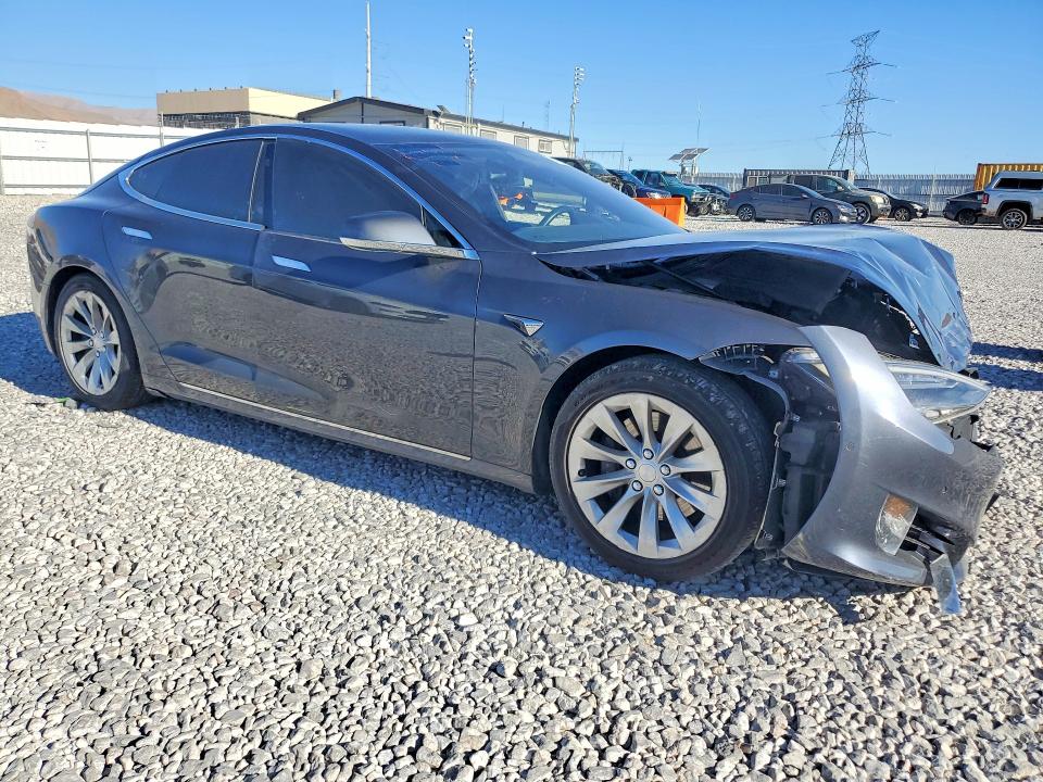 68801036 :رقم المزاد ، 5YJSA1E23JF276116 vin ، 2018 Tesla Model S مزاد بيع