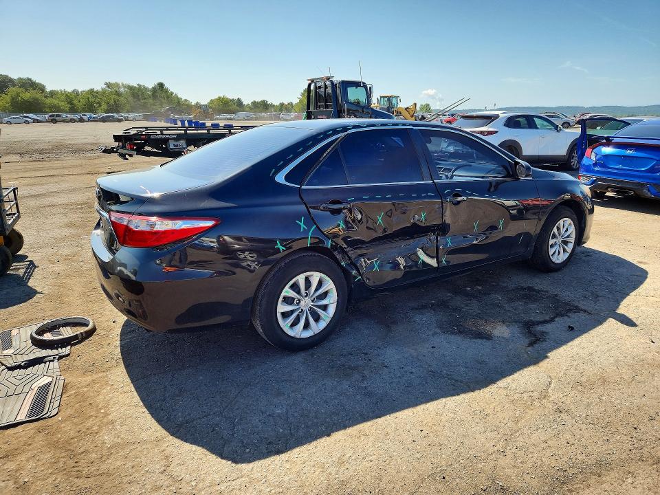 68731806 :رقم المزاد ، 4T1BF1FK6FU994429 vin ، 2015 Toyota Camry مزاد بيع