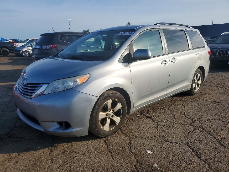 Aukcja sprzedaży 2015 Toyota Sienna, vin: 5TDKK3DC8FS565997, numer aukcji: 67699156