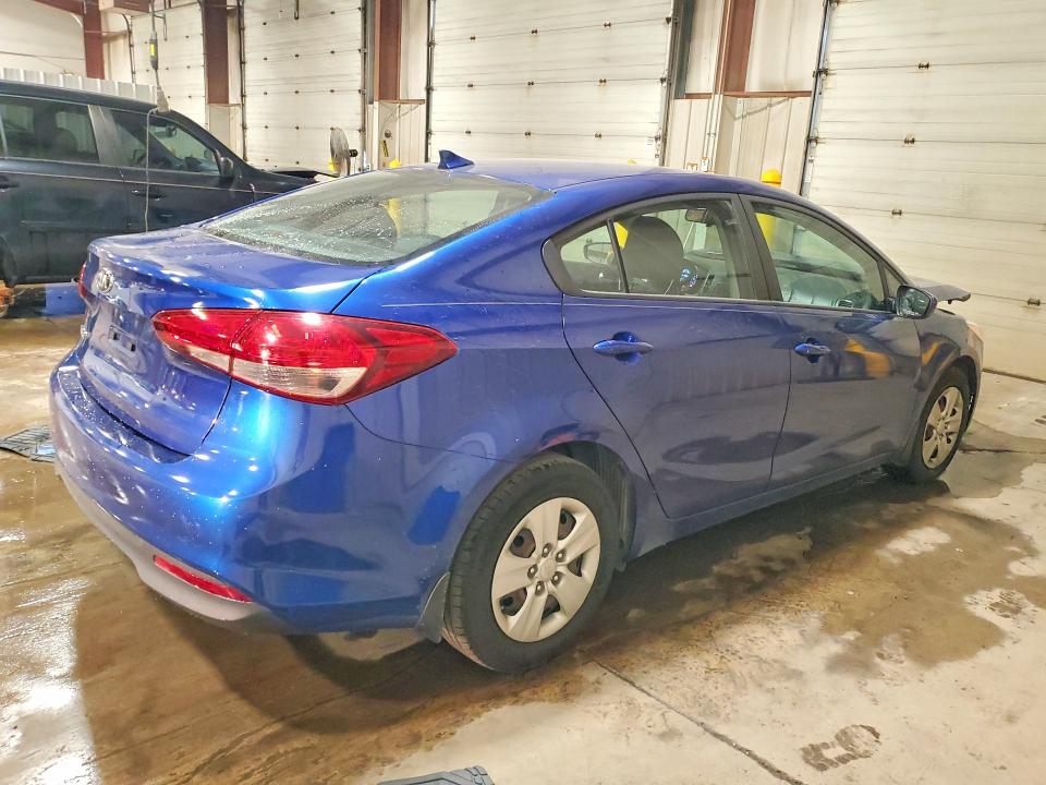 68547376 :رقم المزاد ، 3KPFK4A75HE095097 vin ، 2017 Kia Forte مزاد بيع