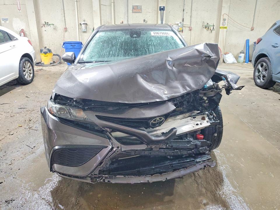69679086 :رقم المزاد ، 4T1G11AK0MU592205 vin ، 2021 Toyota Camry مزاد بيع