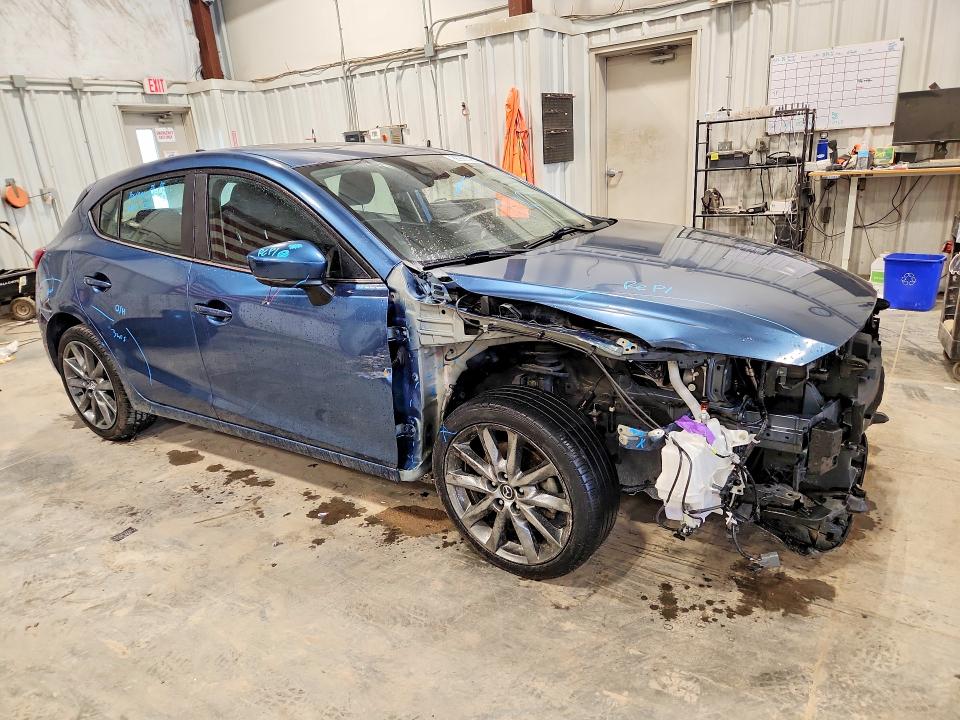 Auction sale of the 2018 Mazda 3, vin: 3MZBN1M33JM181661        , lot number: 66992396