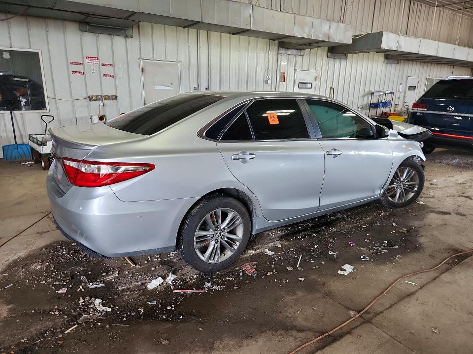 71100216 :رقم المزاد ، 4T1BF1FK0FU111151 vin ، 2015 Toyota Camry مزاد بيع