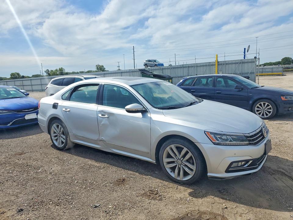 68555236 :رقم المزاد ، 1VWGT7A30HC055093 vin ، 2017 Volkswagen Passat مزاد بيع