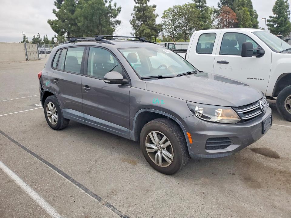 68829326 :رقم المزاد ، WVGAV7AX9HK027431 vin ، 2017 Volkswagen Tiguan مزاد بيع