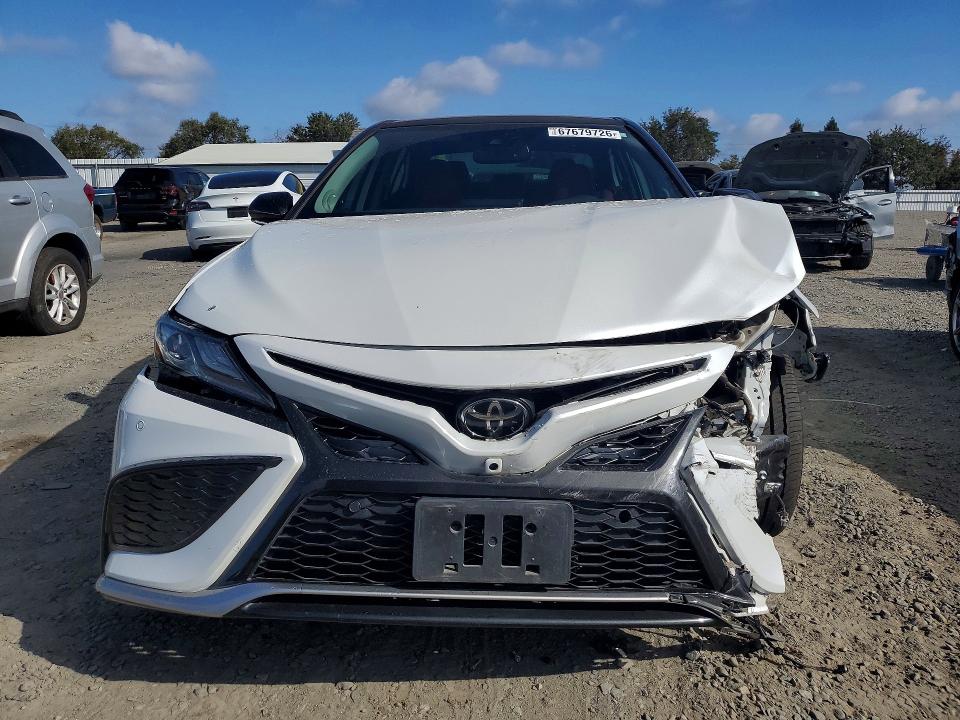 67679726 :رقم المزاد ، 4T1KZ1AK8MU053222 vin ، 2021 Toyota Camry مزاد بيع