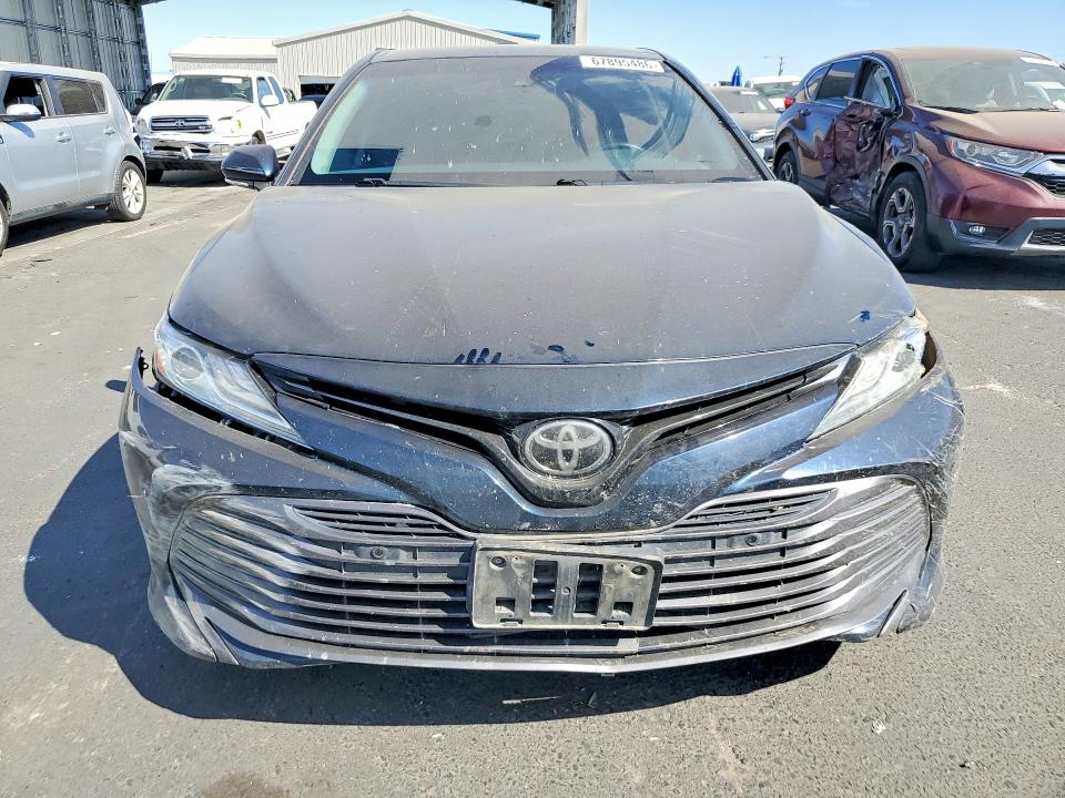 67895486 :رقم المزاد ، 4T1B11HK5JU553606 vin ، 2018 Toyota Camry مزاد بيع