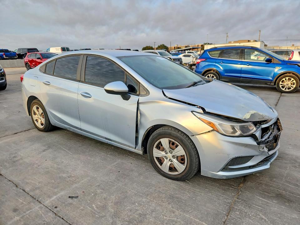 70613026 :رقم المزاد ، 1G1BC5SM6J7154842 vin ، 2018 Chevrolet Cruze مزاد بيع