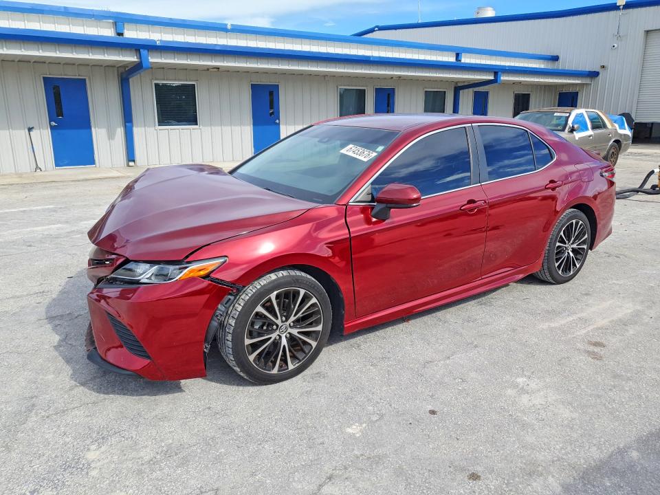 67453676 :رقم المزاد ، 4T1B11HK5JU640440 vin ، 2018 Toyota Camry مزاد بيع