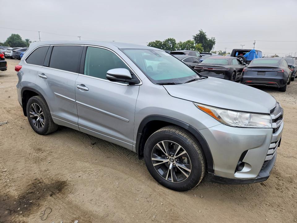 70001236 :رقم المزاد ، 5TDZARFH1JS038650 vin ، 2018 Toyota Highlander مزاد بيع
