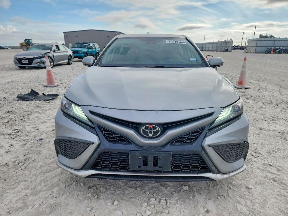 70628156 :رقم المزاد ، 4T1K61AKXMU443473 vin ، 2021 Toyota Camry مزاد بيع